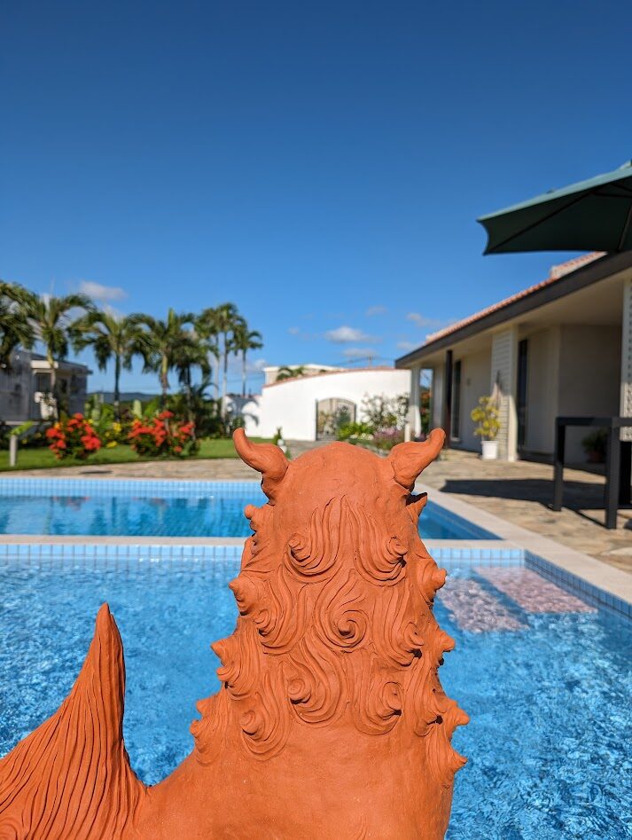 石垣島ザミヤラガーデンのプールサイドとシーサーの写真