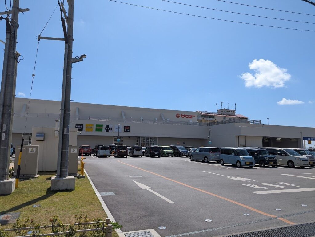 改装後の新しい石垣島のスーパーサンエーの外観写真