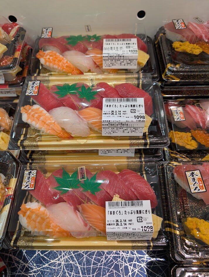 スーパーサンエーでは、本マグロのお寿司セットの写真