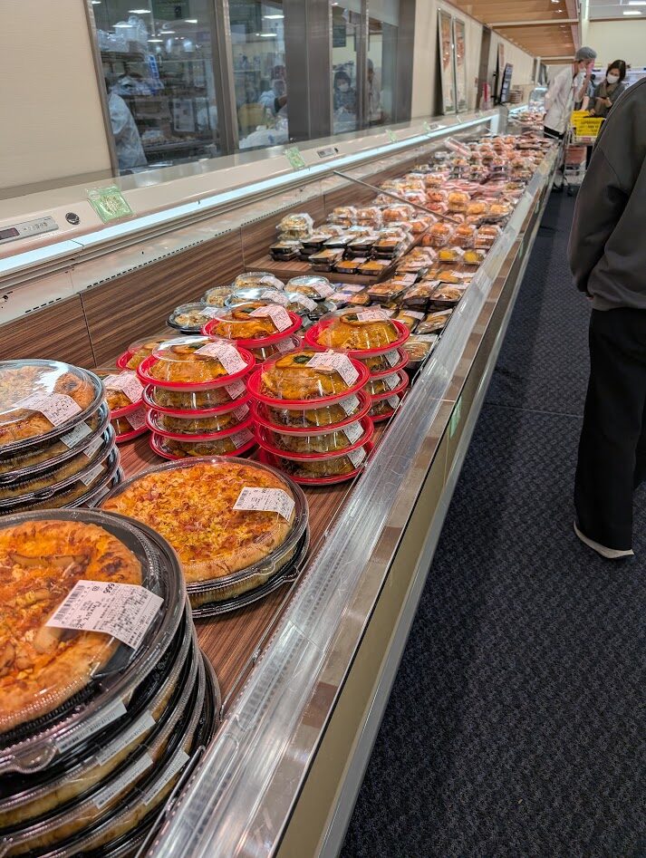 スーパーサンエーのお総菜コーナーの様子