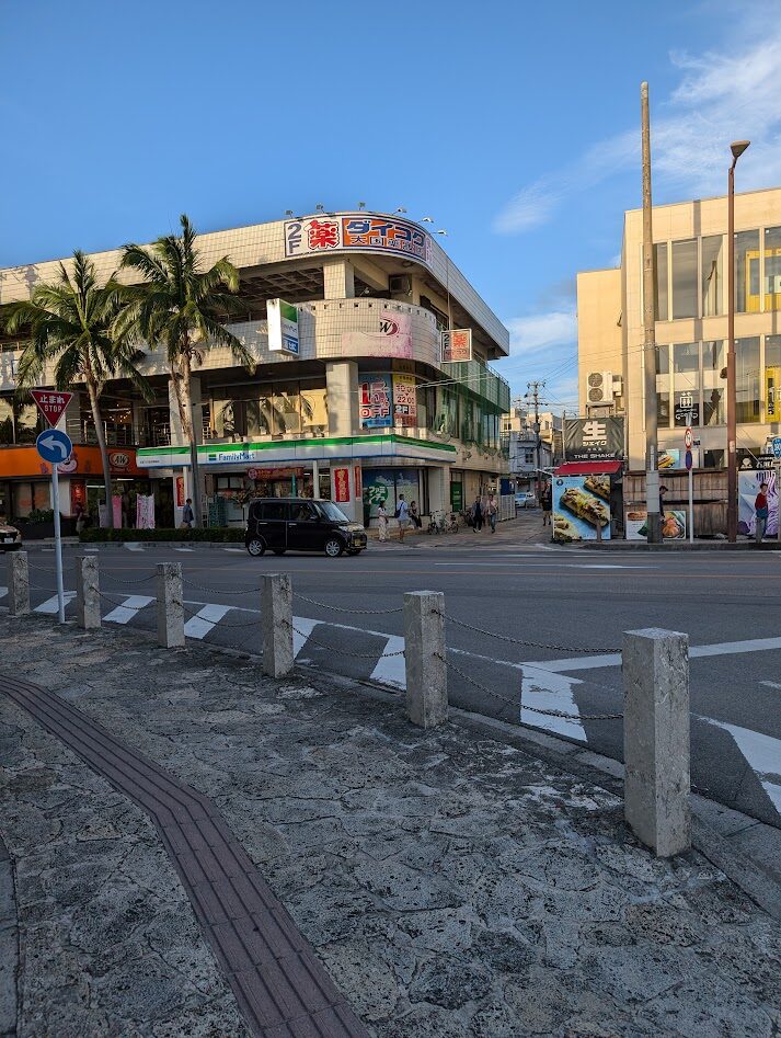 石垣字mの繁華街。中心地。730交差点の写真です。