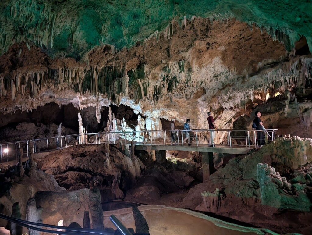 石垣島鍾乳洞の中は、階段や坂道だらけ。ディズニーランドのアトラクションのような世界です