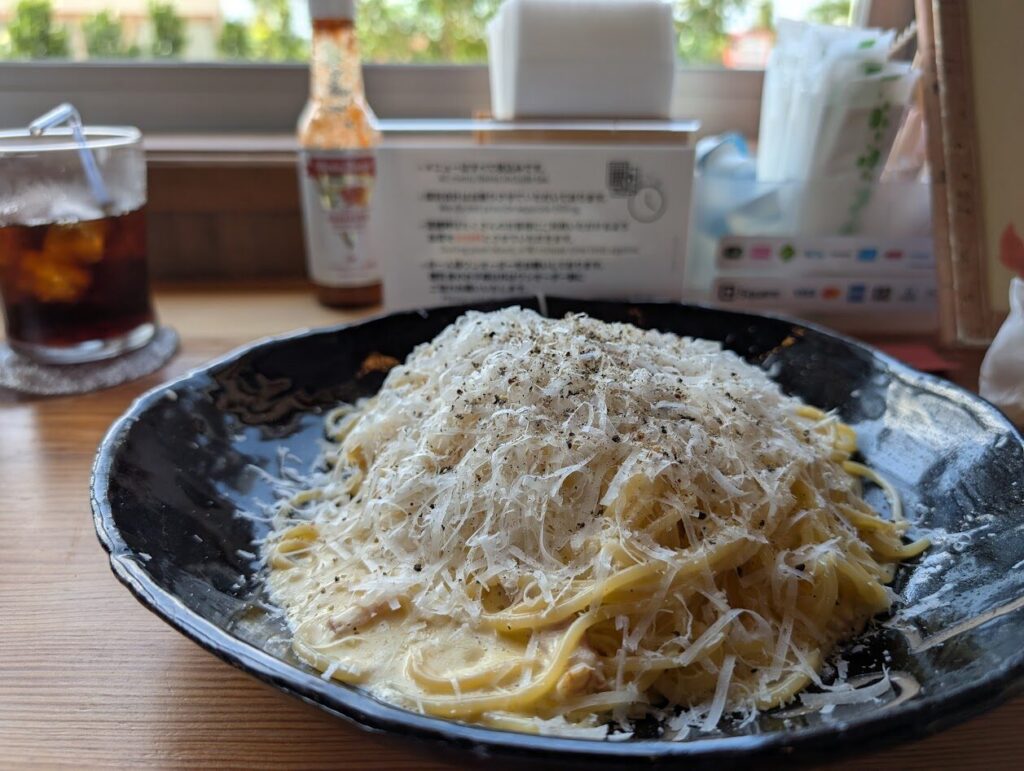 石垣島のカフェあんつくさんのランチで食べたチーズたっぷりカルボナーラの写真