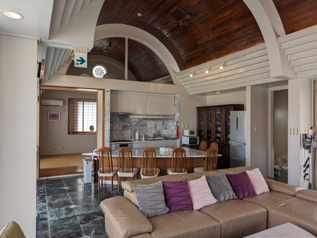 天井画アーチ型で高級感がある石垣島シーサイドテルミーのリビングの写真です