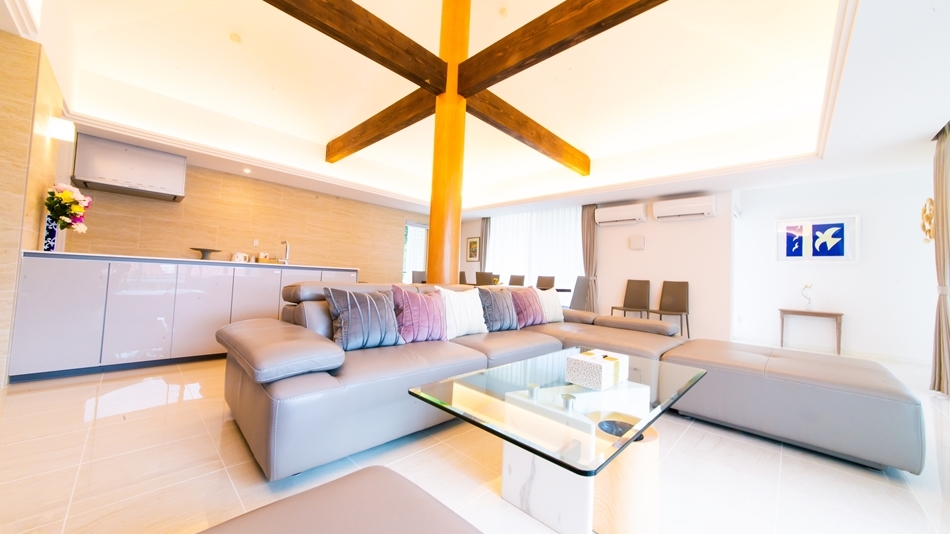 石垣島ザミヤラガーデンの広いリビングの写真