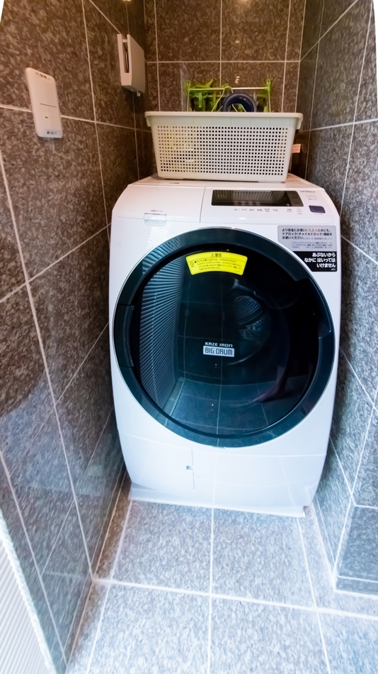 石垣島ザミヤラガーデンのお風呂場横の便利な洗濯乾燥機の写真