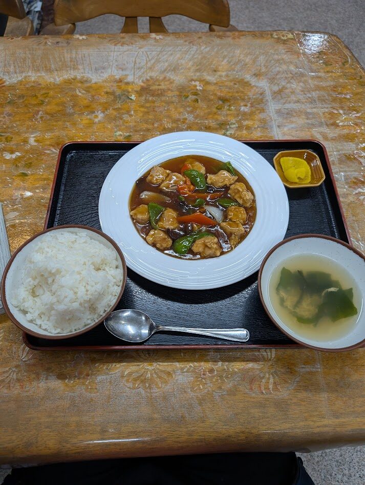 石垣島町中華大富の酢豚定食です。本当は麻婆豆腐がこのお店は美味しいのだけど今日は甘酸っぱい味で勝負。あっさりスープと小さなお新香がつきます。