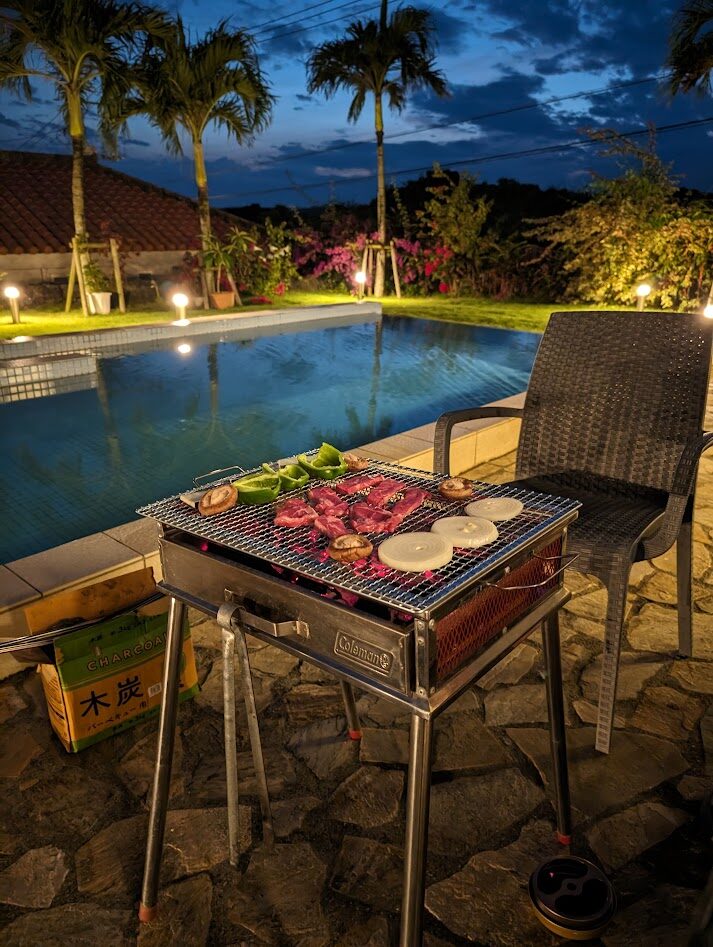 石垣島ザミヤラガーデンでのBBQ。お肉や魚を買い込んで、ドン・キホーテで炭を買って、ビールを飲めば最高です。