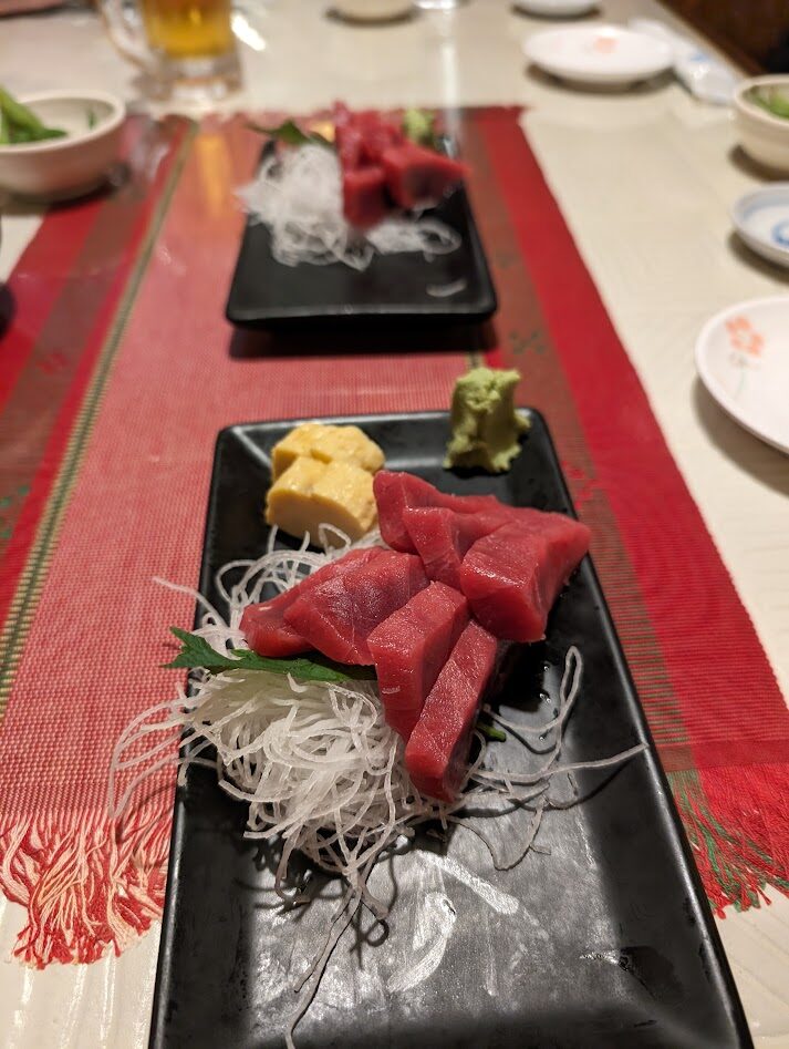 石垣島の居酒屋ひとしのまぐろですが、どの角度でも赤赤としているので、冷凍ものでは味わえに新鮮さがわかります。