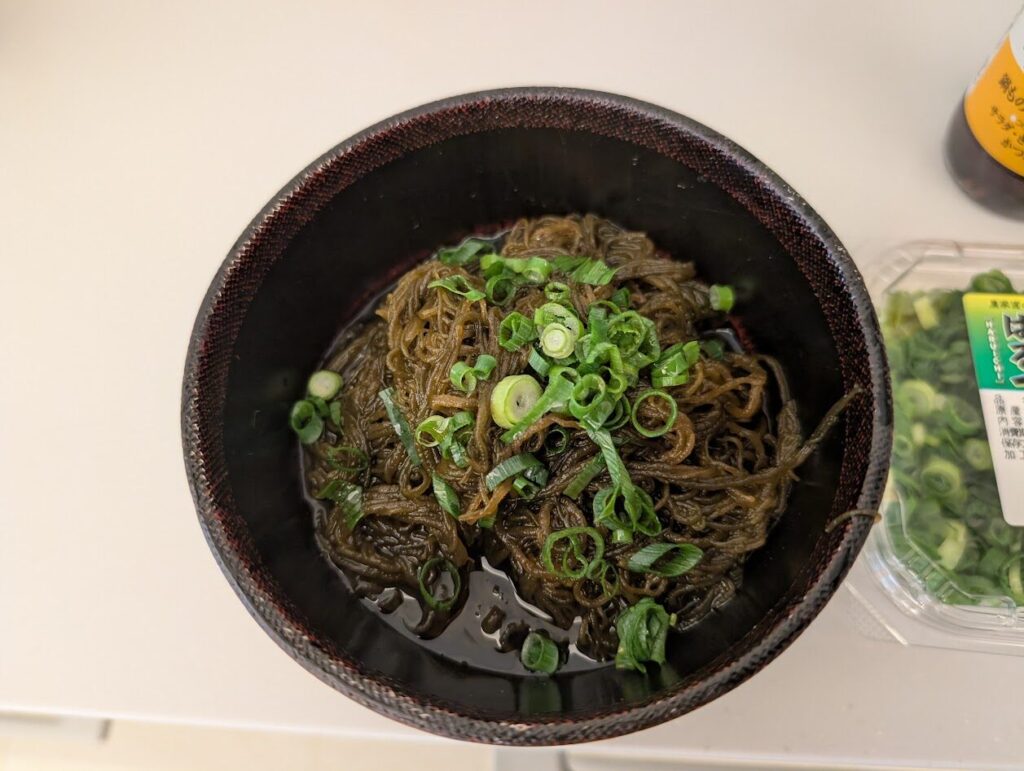 石垣島のスーパーで買った現地のもずくをポン酢とシークワーサー果汁とネギをかけてさっぱりと作った写真