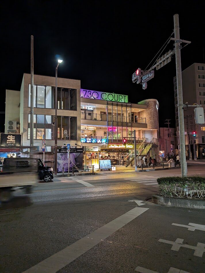 石垣島の繁華街の730交差点の夜の景色。この周辺に飲食店が沢山あります
