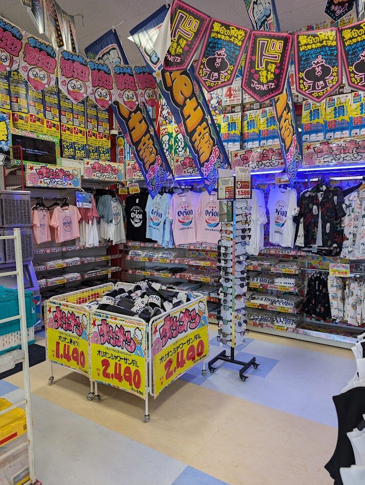 写真は石垣島の現地のドン・キホーテですが、ラッシュガード以外にも、様々なTシャツ、人気のオリオンビールTシャツなども豊富にそろっています。