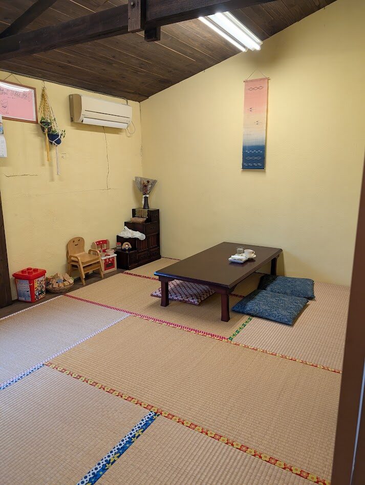 パピルさんのカフェスペースです。非常にローカルな雰囲気ですが子供用の小さい椅子もあり、畳なので、赤ちゃん連れのお若いご家族様にもぴったり