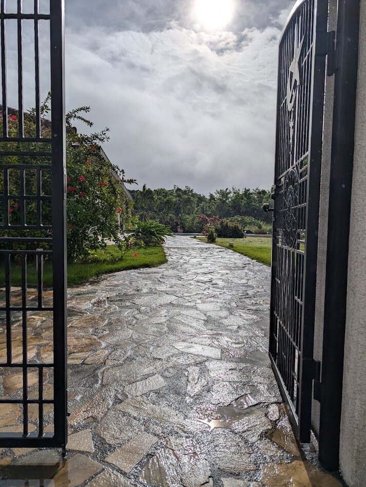 石垣島の天気予報ずっと雨の場合でも、急に日が出てくることも。写真は、一棟貸切の石垣島ザミヤラガーデン