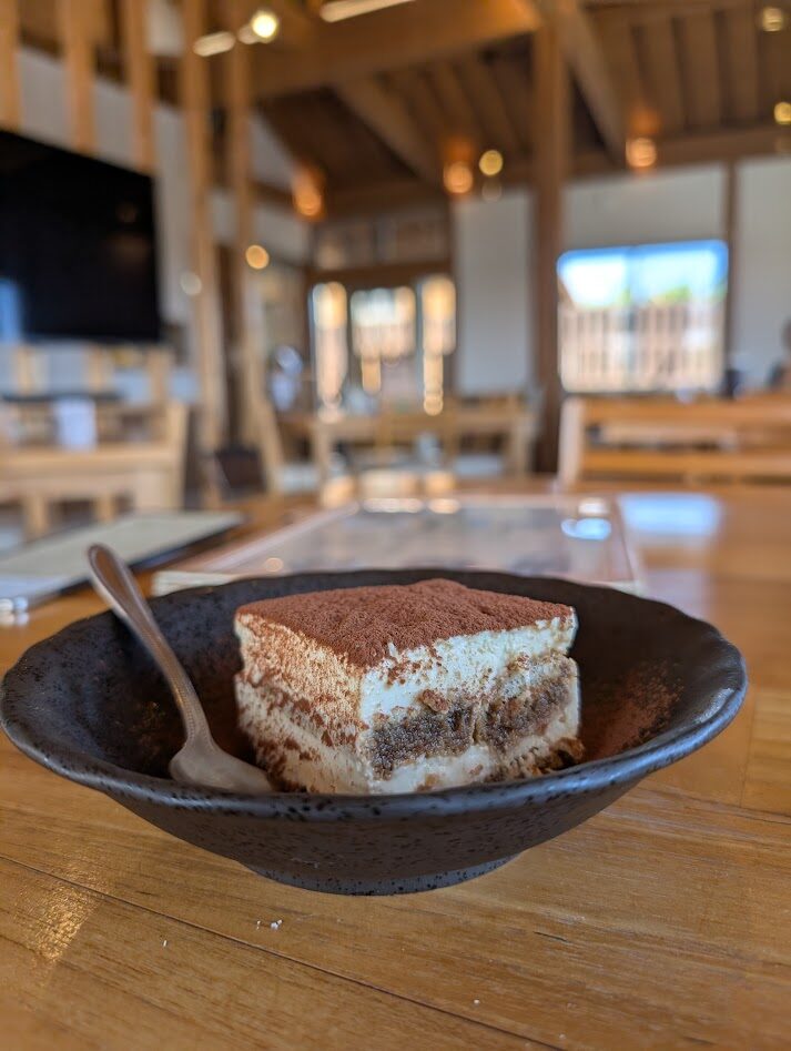 石垣島のあんつくさん。食後のティラミス。店内は天井が高く、席によっては海が見えます。