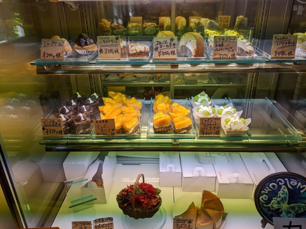 ショーケースに並ぶ美味しそうな石垣島のケーキたち