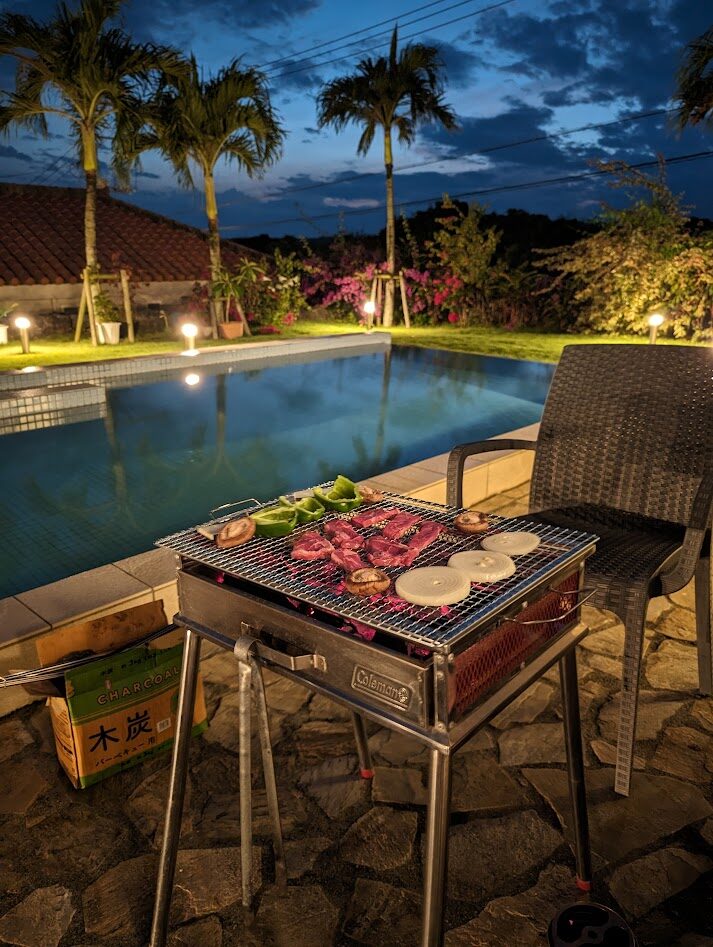 プールサイドが美しい石垣島ザミヤラガーデンで石垣牛のBBQができる