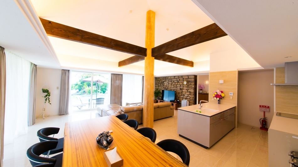 石垣島ザミヤラガーデンの広いリビングの写真。南国の滞在を、より快適に、より素晴らしい時間に変えてくれます。