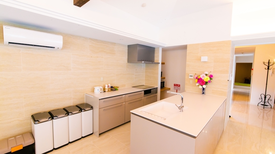 一棟貸し、プライベートプール付きの石垣島ザミヤラガーデンの写真。キッチン、クッキングスペースがある。