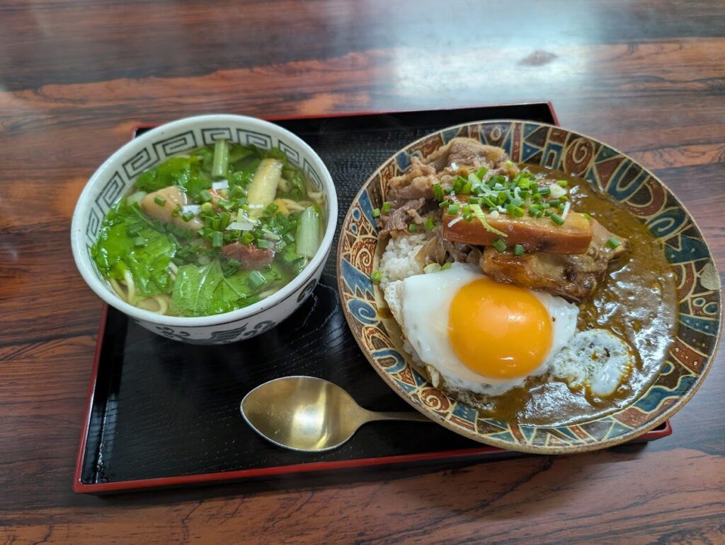 石垣島の地元食堂のキミ食堂のスペシャルカレー1300円也　小さな八重山そばがセットでつきます