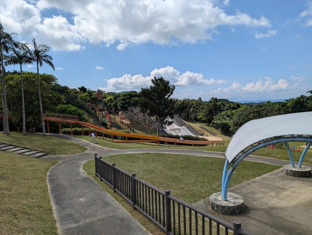 子供たちの遊び場が広がる超巨大公園　石垣島バンナ公園の写真