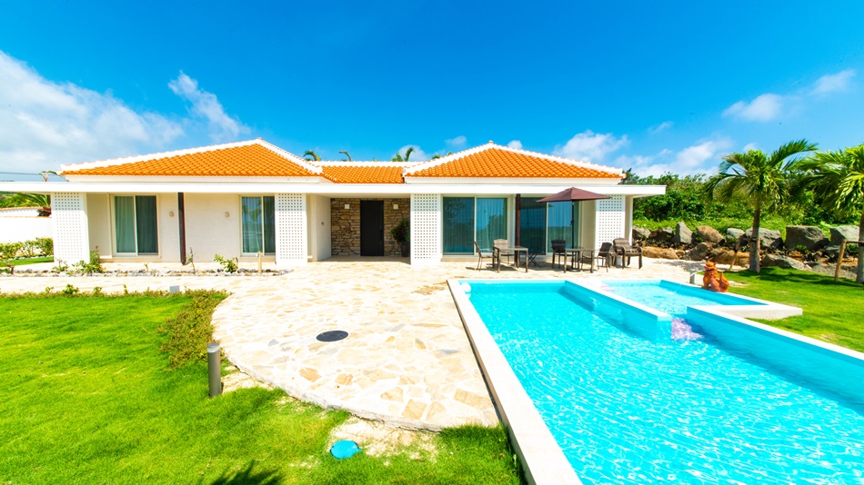 石垣島ザミヤラガーデン Star Suite棟とプライベートプールと芝生の庭の写真