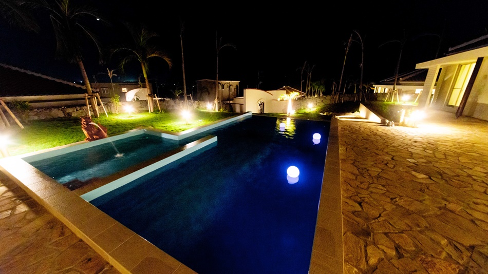 石垣島ザミヤラガーデンの夜のプールの写真